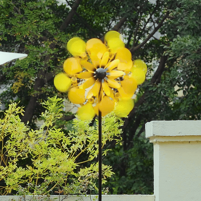 Fireworks Daisy Solar Wind Spinner